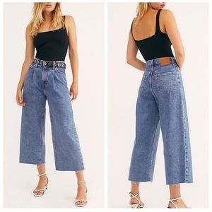 Levi’s Ribcage Pleated Crop Jeans